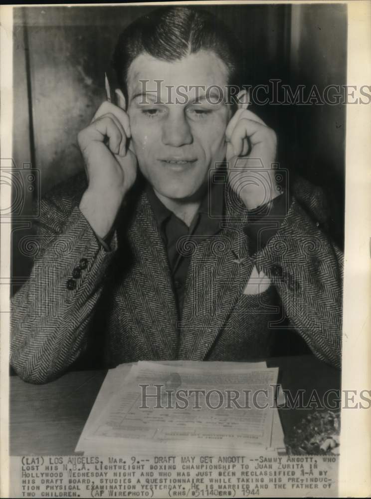 1944 Press Photo Boxer Sammy Angott reads questionnaire, Los Angeles, California- Historic Images