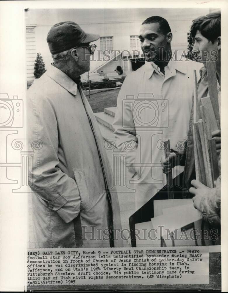 1965 Press Photo Steelers&#39; football player Roy Jefferson &amp; bystanders, Utah- Historic Images