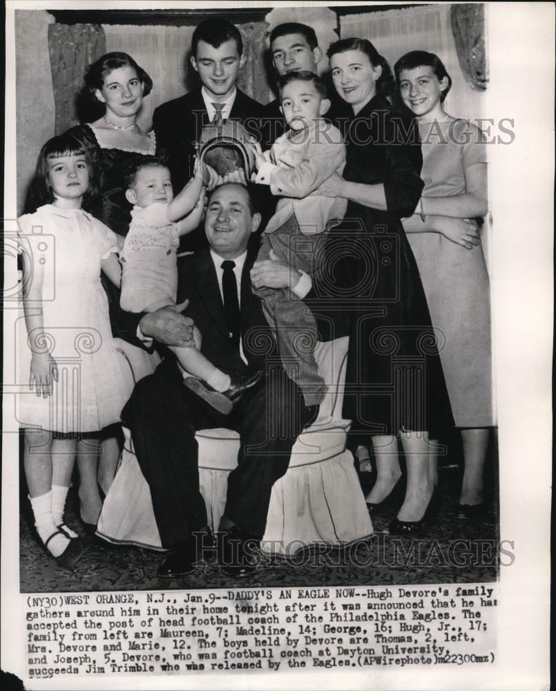 1956 Press Photo Philadelphia Eagles Hugh Devore & family, West Orange, NJ- Historic Images