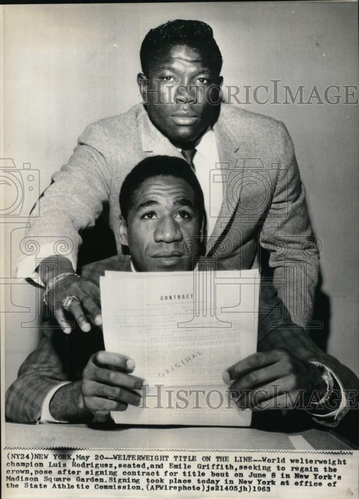 1963 Press Photo Boxer Luis Rodriguez &amp; Emile Griffith, contract signing, NY- Historic Images