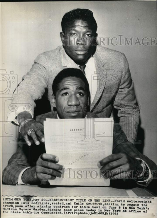 1963 Press Photo Boxer Luis Rodriguez & Emile Griffith, contract signing, NY- Historic Images