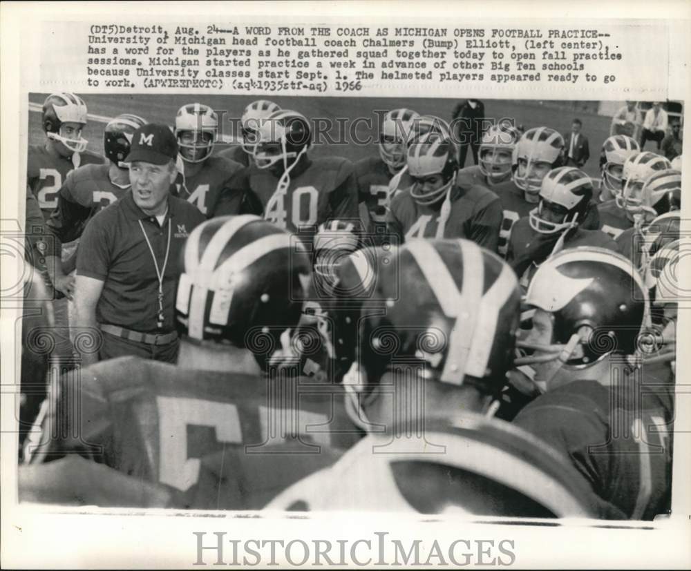 1966 Press Photo Football coach Chalmers Elliott gathers players, Detroit- Historic Images