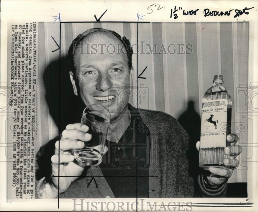 1966 Press Photo Golfer Roberto De Vicenzo celebrate victory with tequila, TX- Historic Images