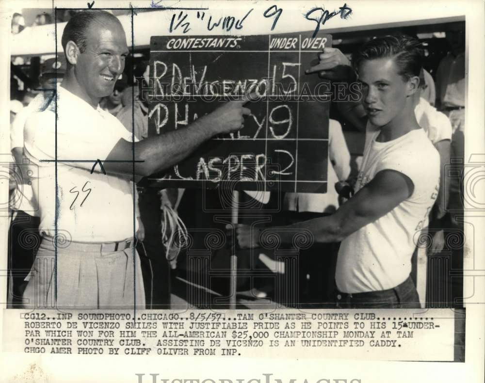 1957 Press Photo Roberto De Vicenzo shows score in All-American Golf, Chicago- Historic Images