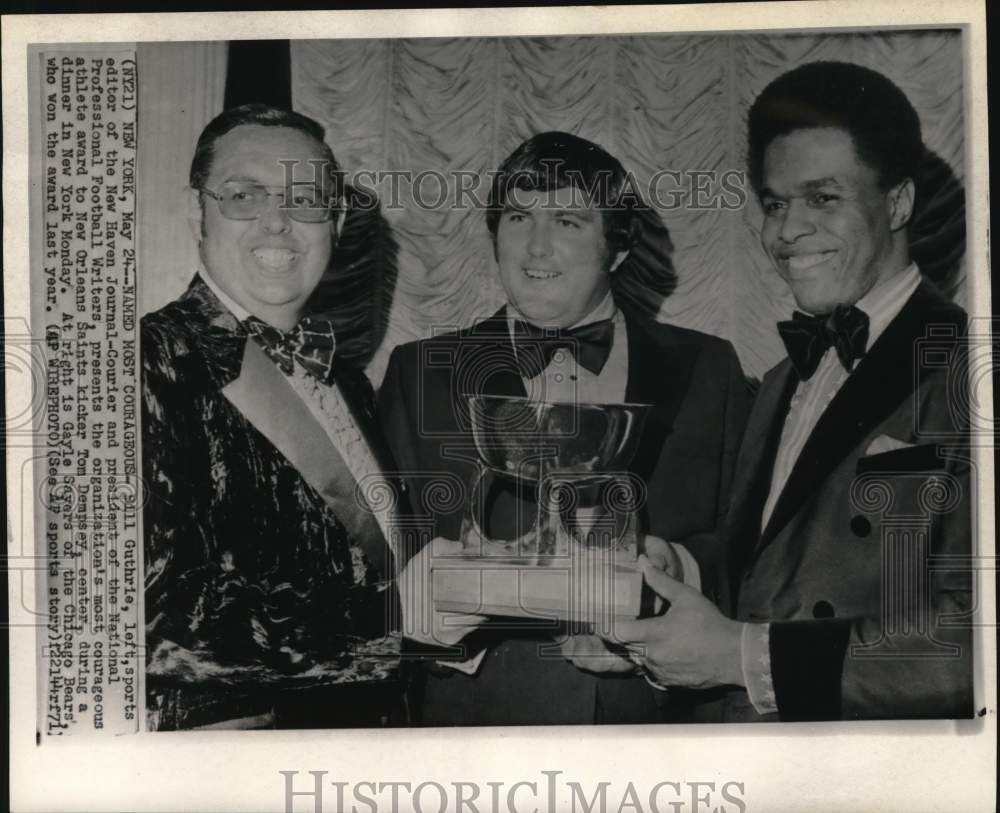 1971 Press Photo Saints football player Tom Dempsey presented an award, New York- Historic Images