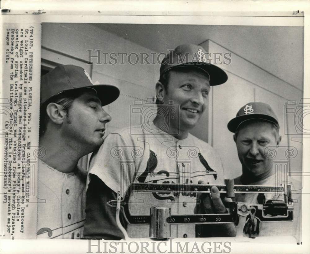 1971 Press Photo New St. Louis Cardinals pitchers weigh in with Red Schoendiest- Historic Images