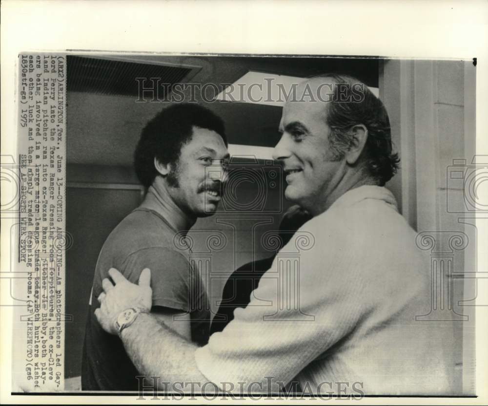 1975 Press Photo Baseball Players Jim Bibby Of Indians, Gaylord Perry Of Rangers- Historic Images