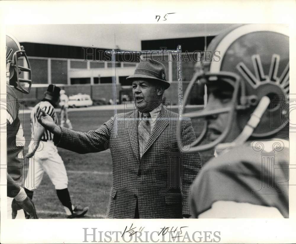 1972 Press Photo University of Illinois coach Bob Blackman at football field- Historic Images