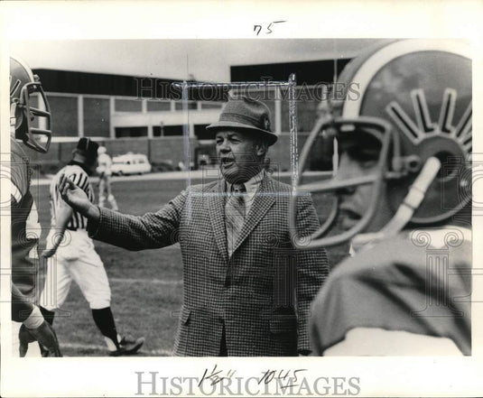 1972 Press Photo University of Illinois coach Bob Blackman at football field- Historic Images