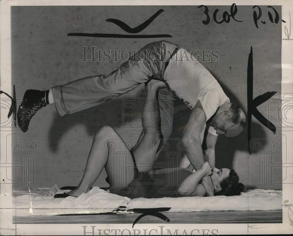 1953 Press Photo Jiu-jitsu instructor Dick Schikat &amp; Lou Mixon at training- Historic Images