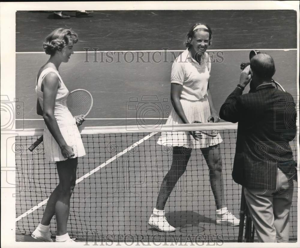 1962 Press Photo Tennis player Carol Hanks &amp; others - pis05382- Historic Images