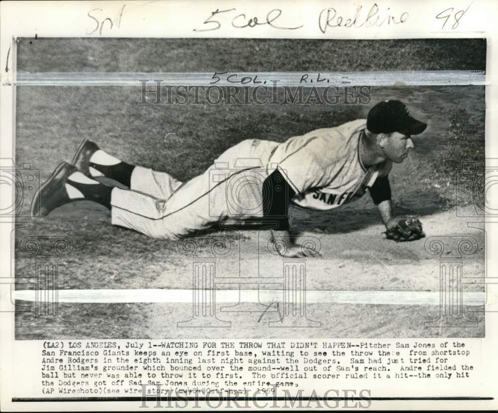 1959 Press Photo Giants&#39; Sam Jones keeps eye on first base, Baseball, California- Historic Images