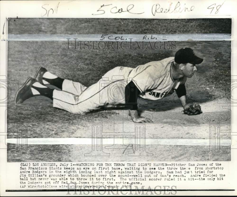 1959 Press Photo Giants' Sam Jones keeps eye on first base, Baseball, California- Historic Images