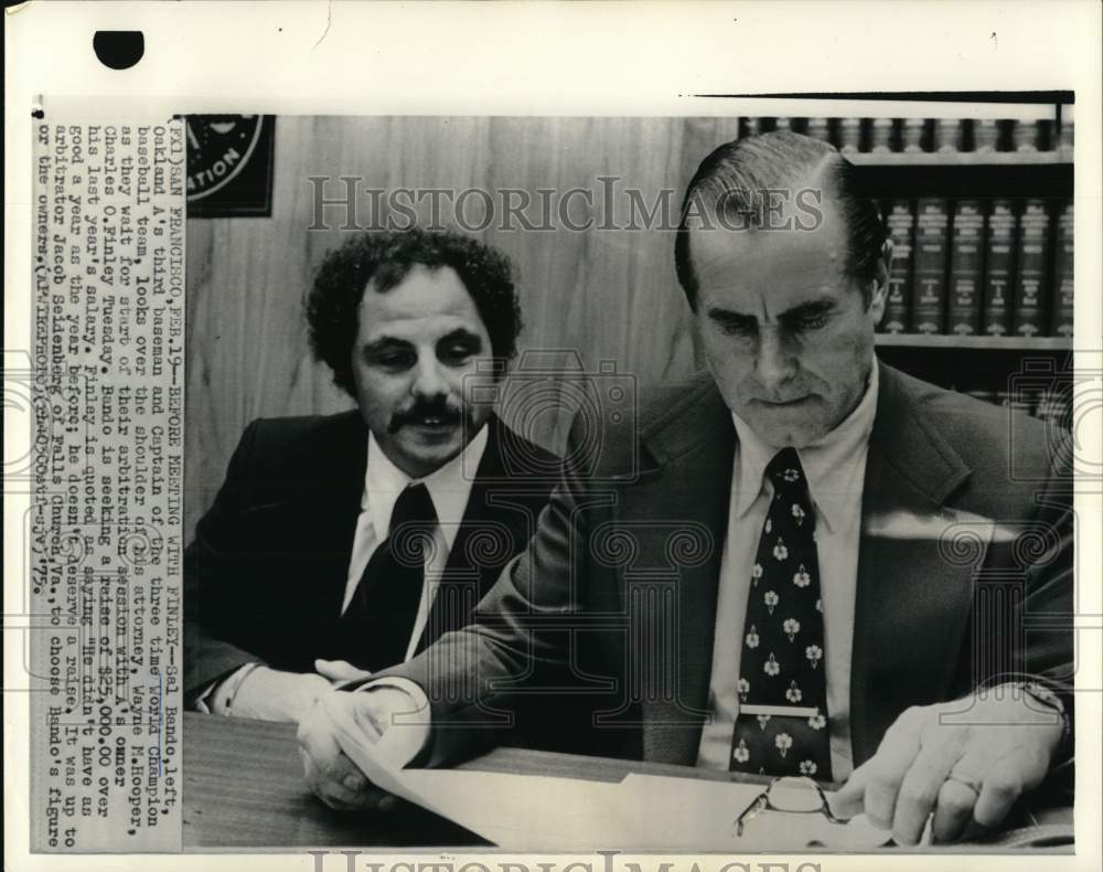 1975 Press Photo Oakland A&#39;s baseball player Sal Bando with his attorney, CA- Historic Images