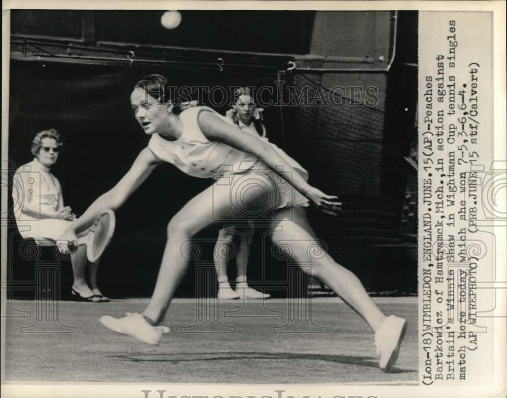 1968 Press Photo Peaches Bartkowicz in action, Wightman Cup tennis, Wimbledon- Historic Images
