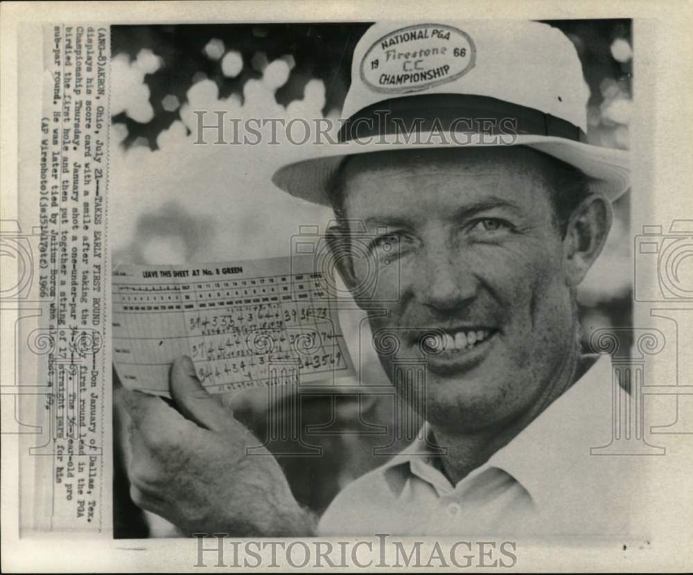 1966 Press Photo Dallas Golfer Don January Shows Scorecard In Akron Tournament- Historic Images