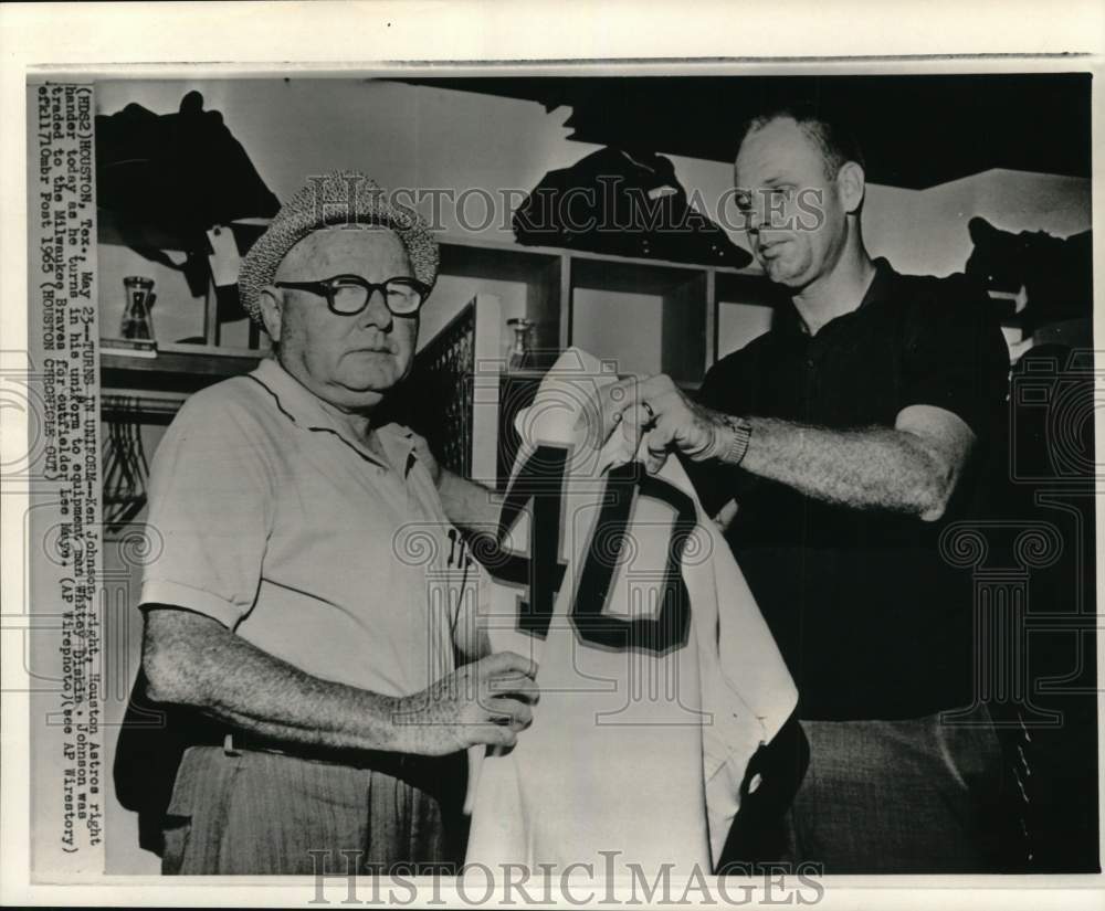 1965 Press Photo Equipment man Whitey Diskin &amp; baseball player Ken Johnson, TX- Historic Images