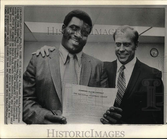1971 Press Photo Richard Harris & Eagles' football manager Pete Retzlaff, PA- Historic Images
