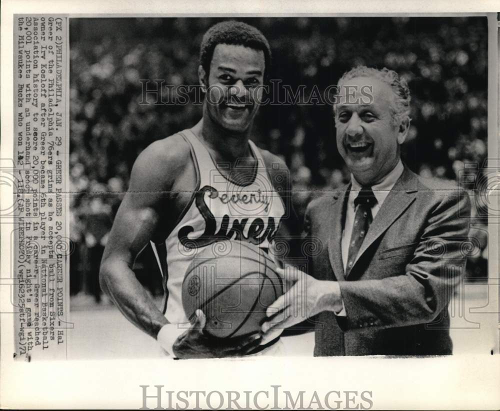 1971 Press Photo Philadelphia Basketball Player Hal Greer And Owner Irv Kosloff- Historic Images