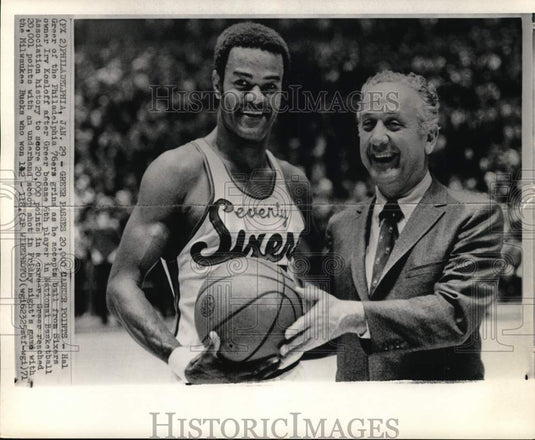 1971 Press Photo Philadelphia Basketball Player Hal Greer And Owner Irv Kosloff- Historic Images