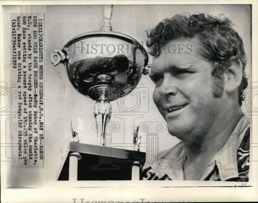 1972 Press Photo Auto Racer Buddy Baker wins World 600 Race trophy, NC- Historic Images
