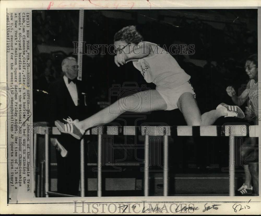 1972 Press Photo Patty Johnson set record in 60-yard hurdles, AAU track meet, NY- Historic Images