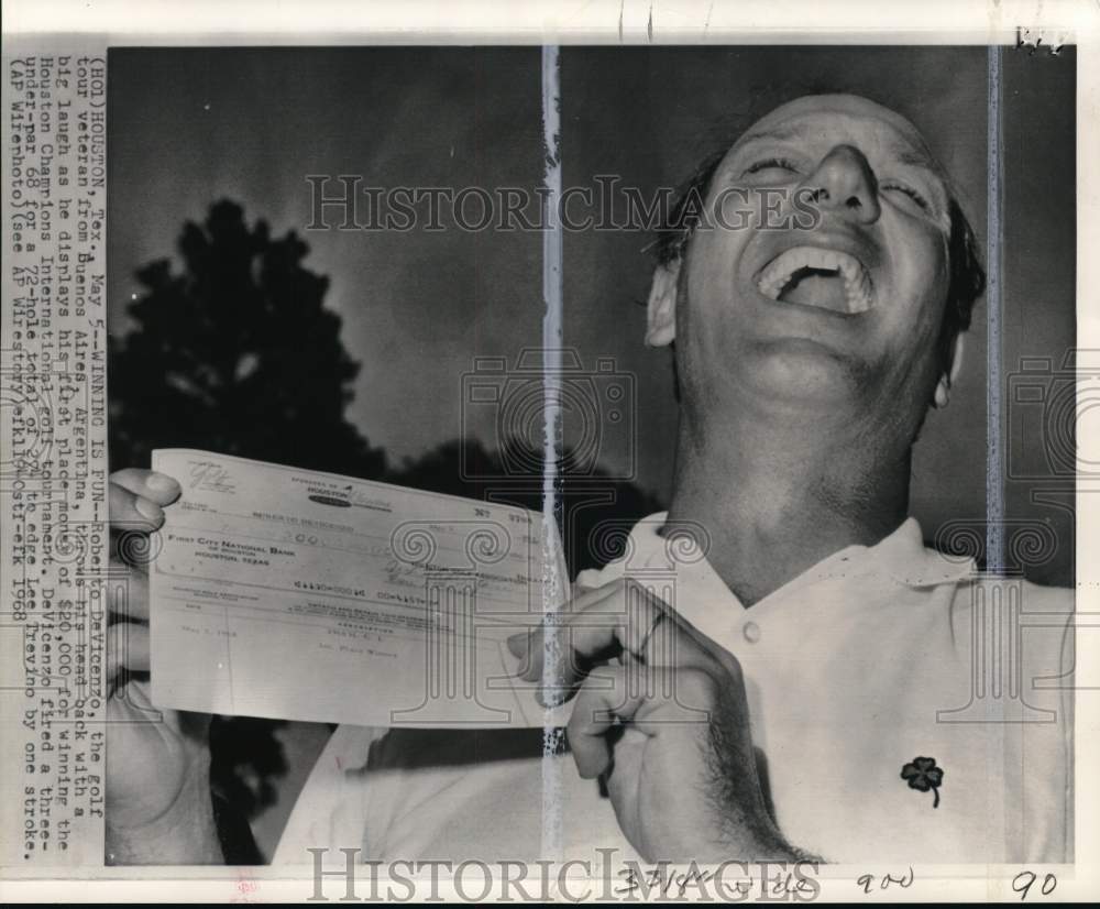 1968 Press Photo Roberto DeVicenzo shows his Houston Golf prize money, Texas- Historic Images