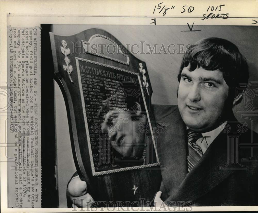 1971 Press Photo Tom Dempsey with Most Courageous Athlete plaque, Football, PA- Historic Images