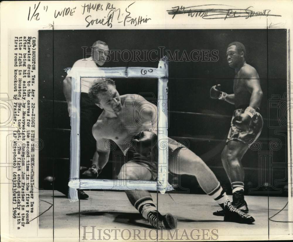 1969 Press Photo Boxers Joe Frazier & Dave Zyglewicz in bout, Houston, Texas- Historic Images