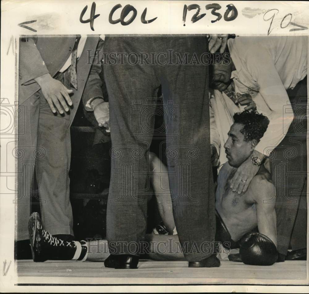 1951 Press Photo Injured boxer Jose Rigores, physicians & handlers, New York- Historic Images