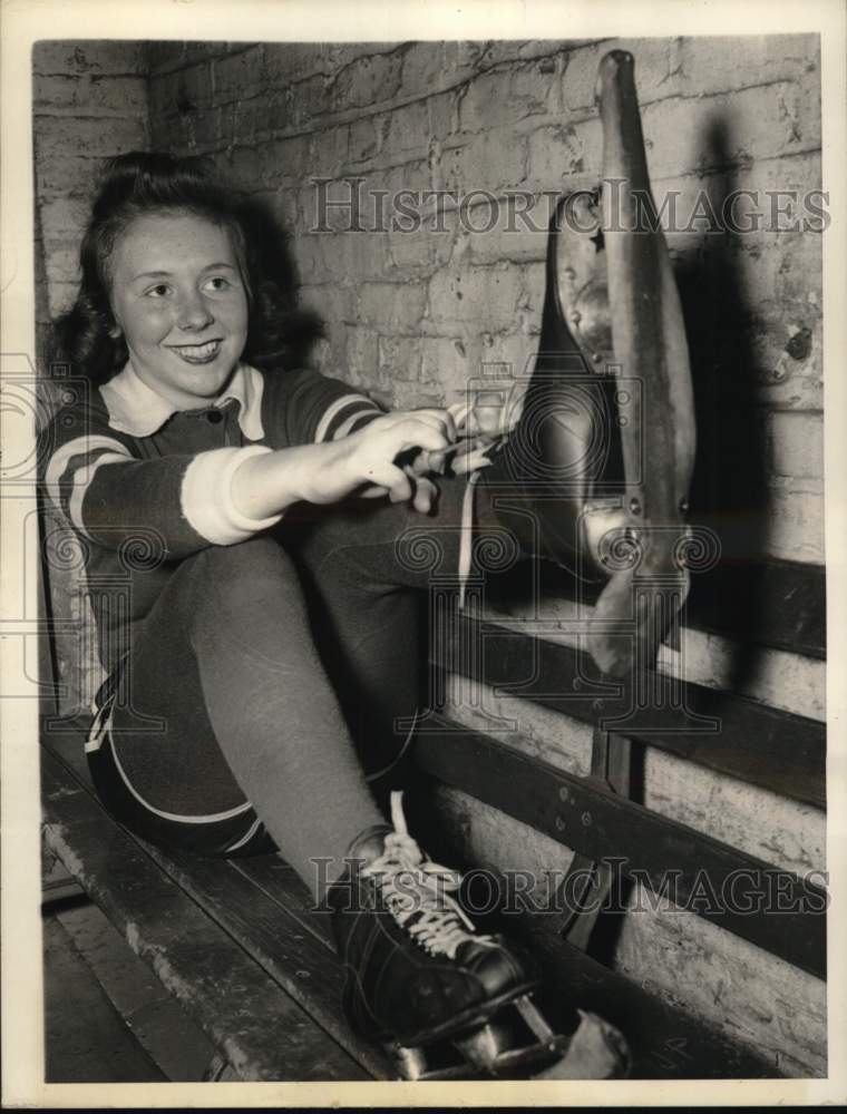1944 Press Photo Ice skater Mary Allen laces up her skates, Chicago, Illinois- Historic Images