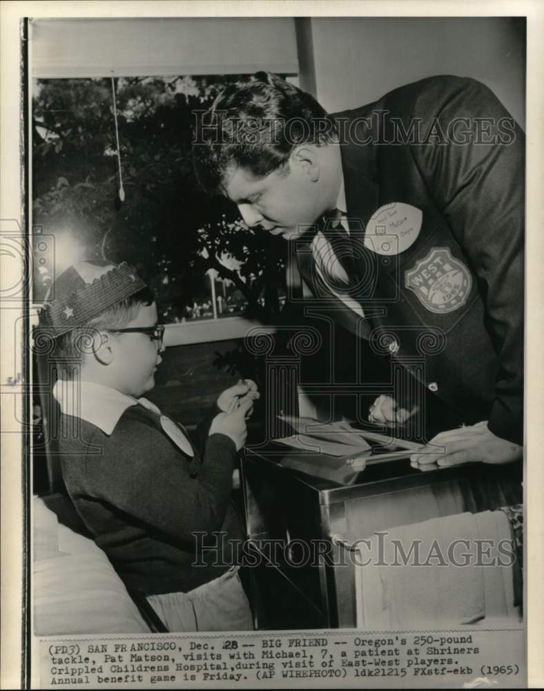 1965 Press Photo 49ers&#39; Pat Mason visits hospital patient Michael, San Francisco- Historic Images