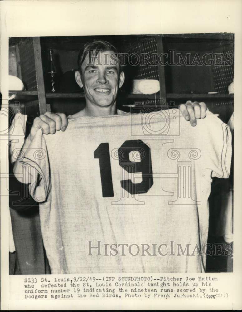 1949 Press Photo Dodgers baseball player Joe Hatten shows his uniform, St. Louis- Historic Images