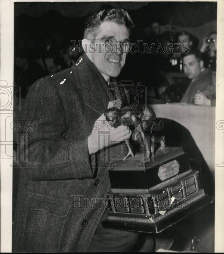 1944 Press Photo Gil Dodds wins Bankers' Mile trophy, Track, Chicago - pis06038- Historic Images