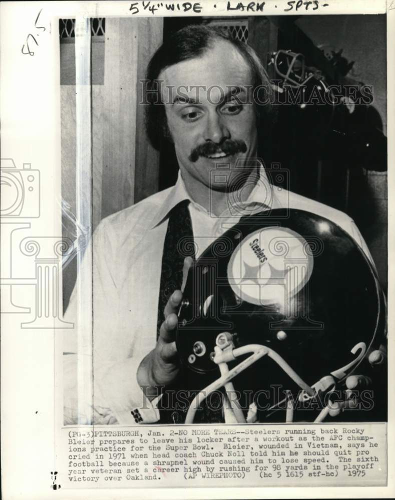 1975 Press Photo Steelers baseball player Rocky Bleier holds helmet, Pittsburgh- Historic Images