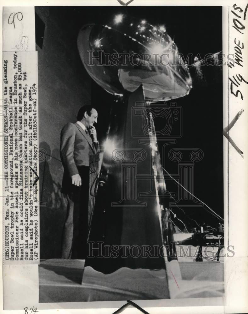 1974 Press Photo NFL commissioner Pete Rozell, Super Bowl trophy, Houston, Texas- Historic Images