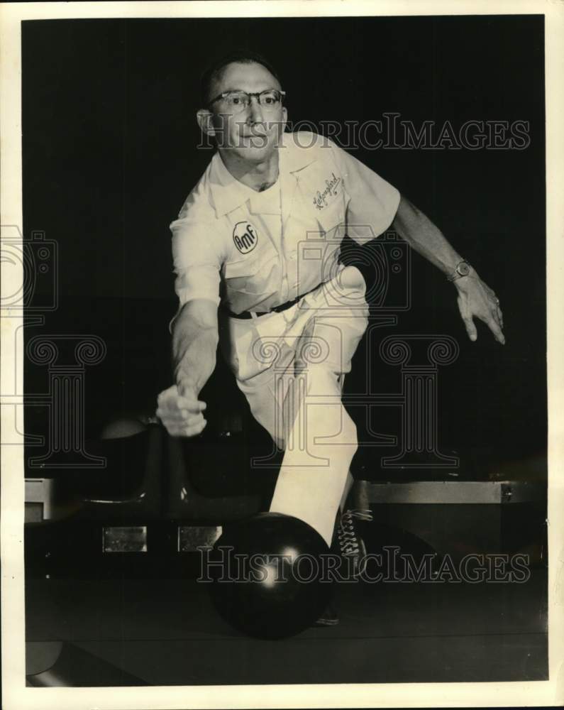 1958 Press Photo Bowler Lee Jouglard in action - pis06107- Historic Images