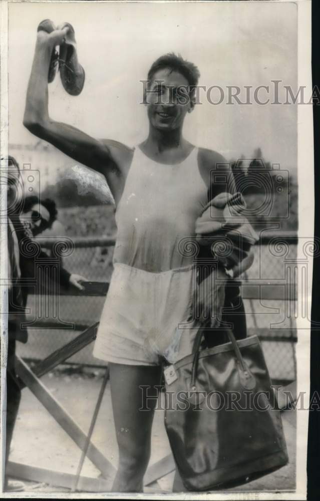 1949 Press Photo French runner Marcel Hansenne wins 800-meter run, Paris- Historic Images
