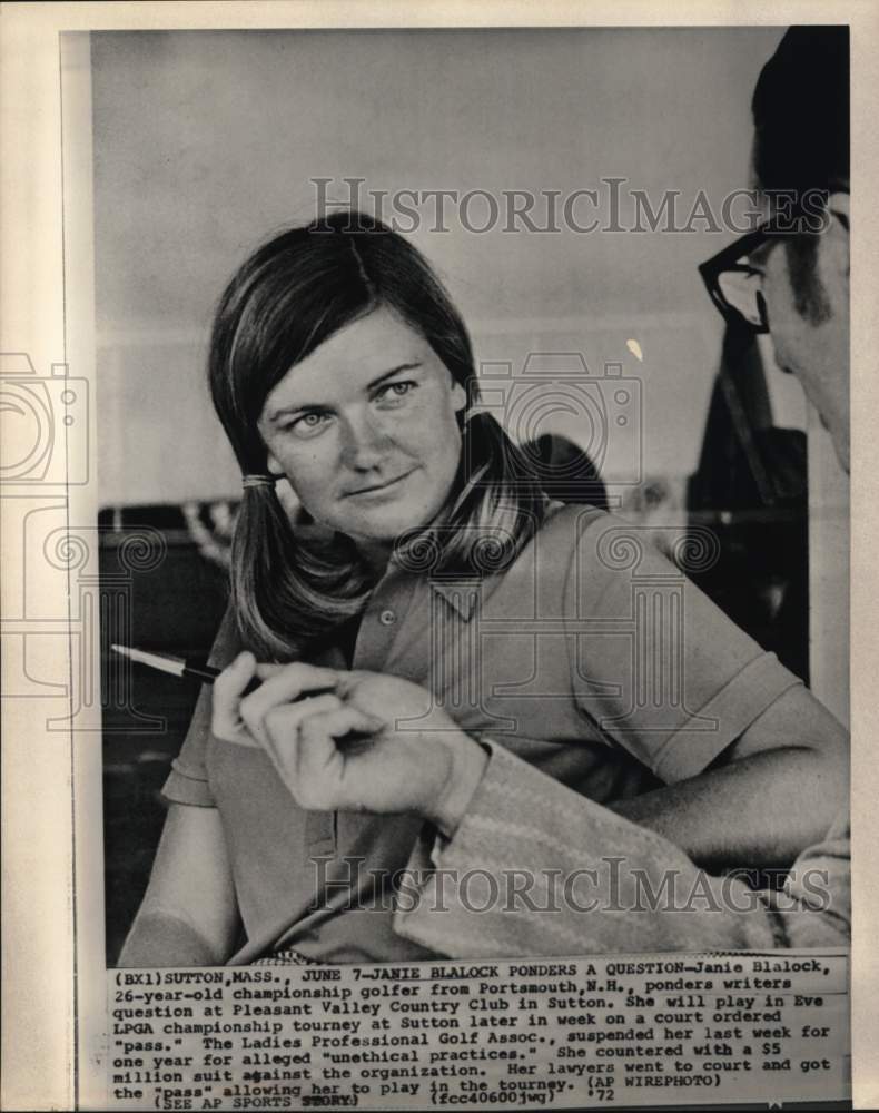 1972 Press Photo Golfer Jane Blalock with writer at Sutton, Massachusetts- Historic Images