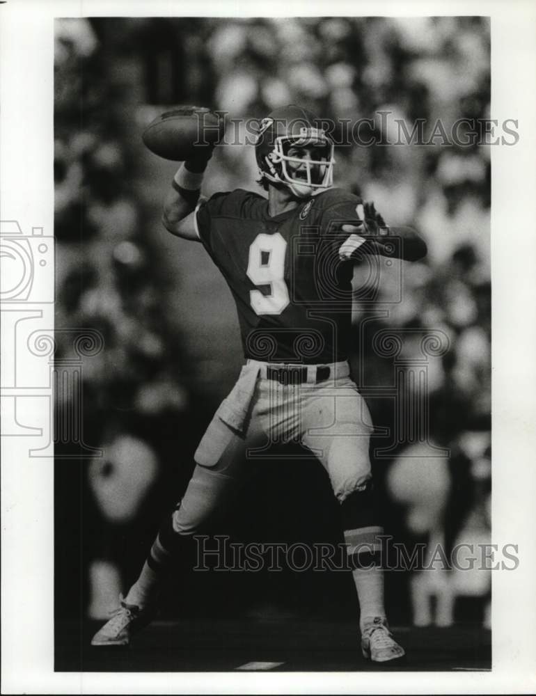 1985 Press Photo Kansas City Chiefs&#39; quarterback Bill Kenney during game- Historic Images