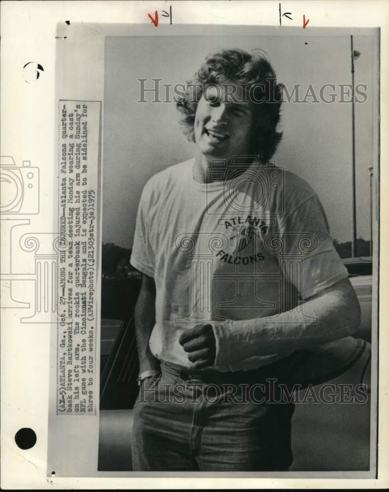 1975 Press Photo Atlanta Falcons' Steve Bartkowski, injured, Atlanta, Georgia- Historic Images