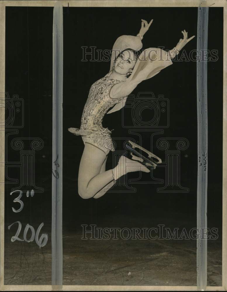 1969 Press Photo Figure skater Peggy Fleming in action - pis06319- Historic Images