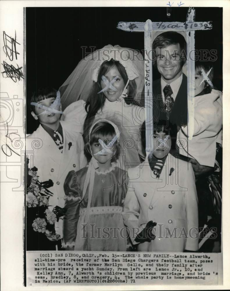 1971 Press Photo Football player Lance Alworth &amp; family after marriage, CA- Historic Images
