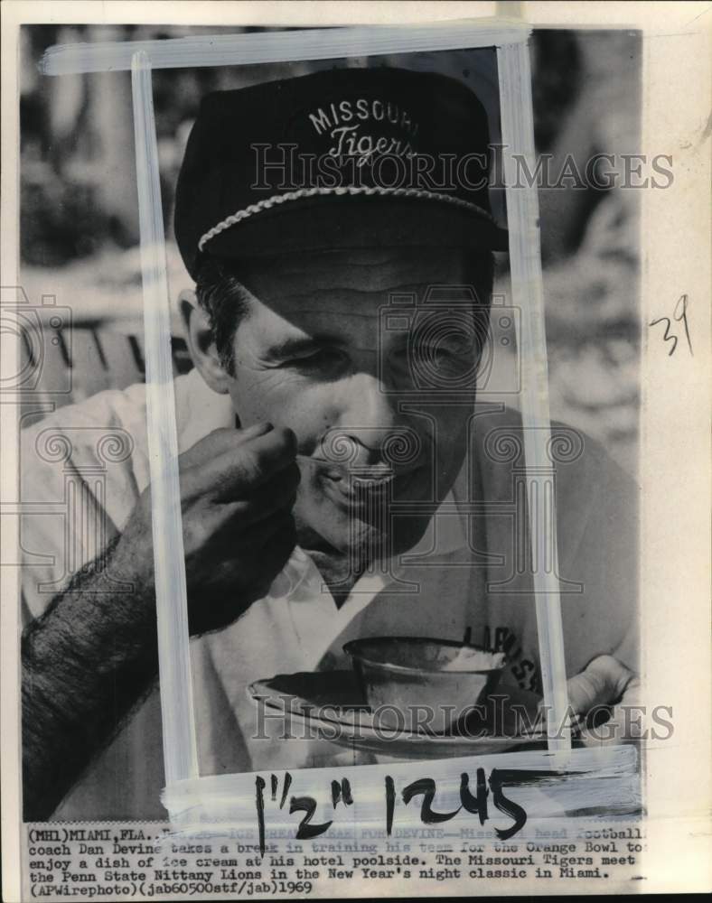 1969 Press Photo Missouri Tigers head football coach Dan Devine, Miami, Florida- Historic Images