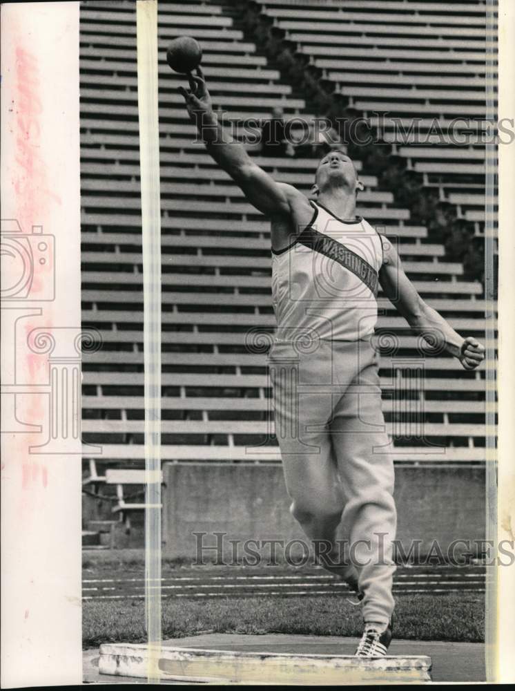 1963 Press Photo Washington Husky shot putter Bob Demme throws shot - pis06355- Historic Images