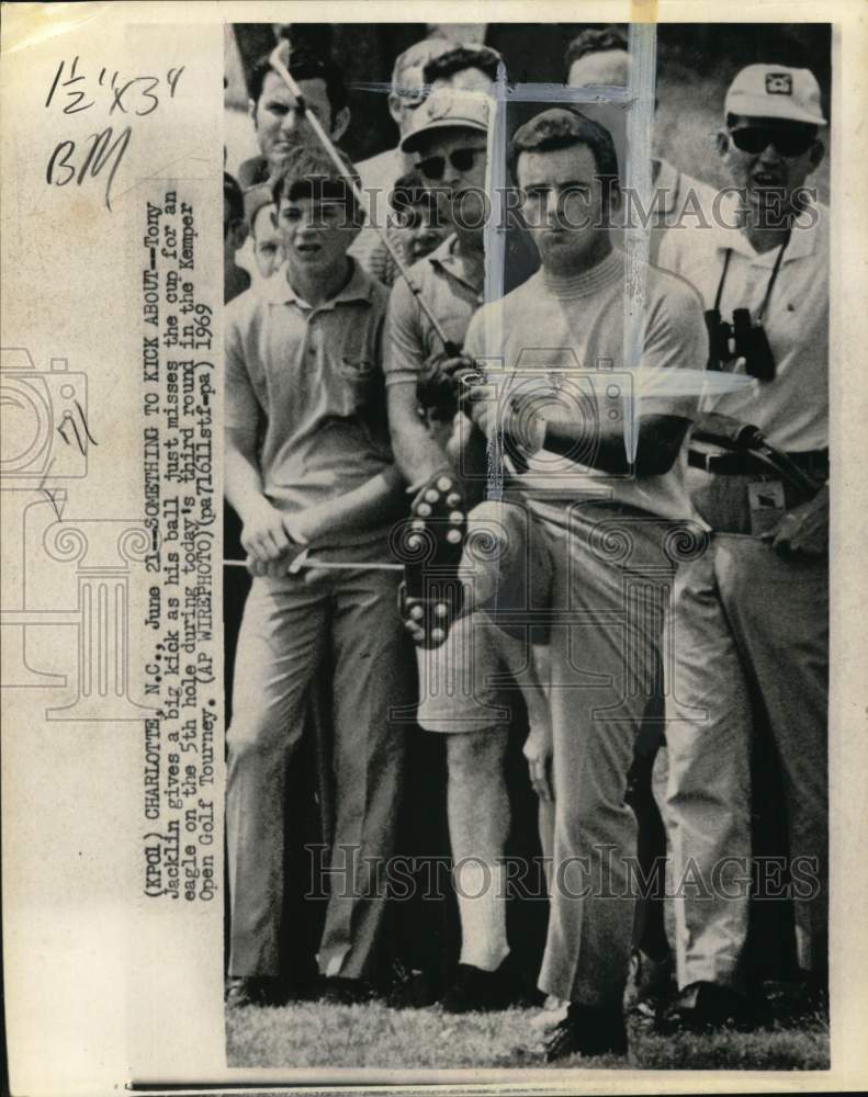 1969 Press Photo Golfer Tony Jacklin misses shot, Kemper Open Golf Tourney, NC- Historic Images