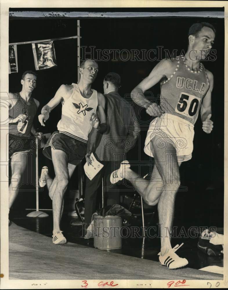1966 Press Photo Jim Grelle &amp; fellow runners, indoor mile race - pis06522- Historic Images