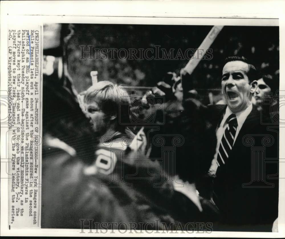 1974 Press Photo New York Rangers' coach Emile Francis wins game, Philadelphia- Historic Images