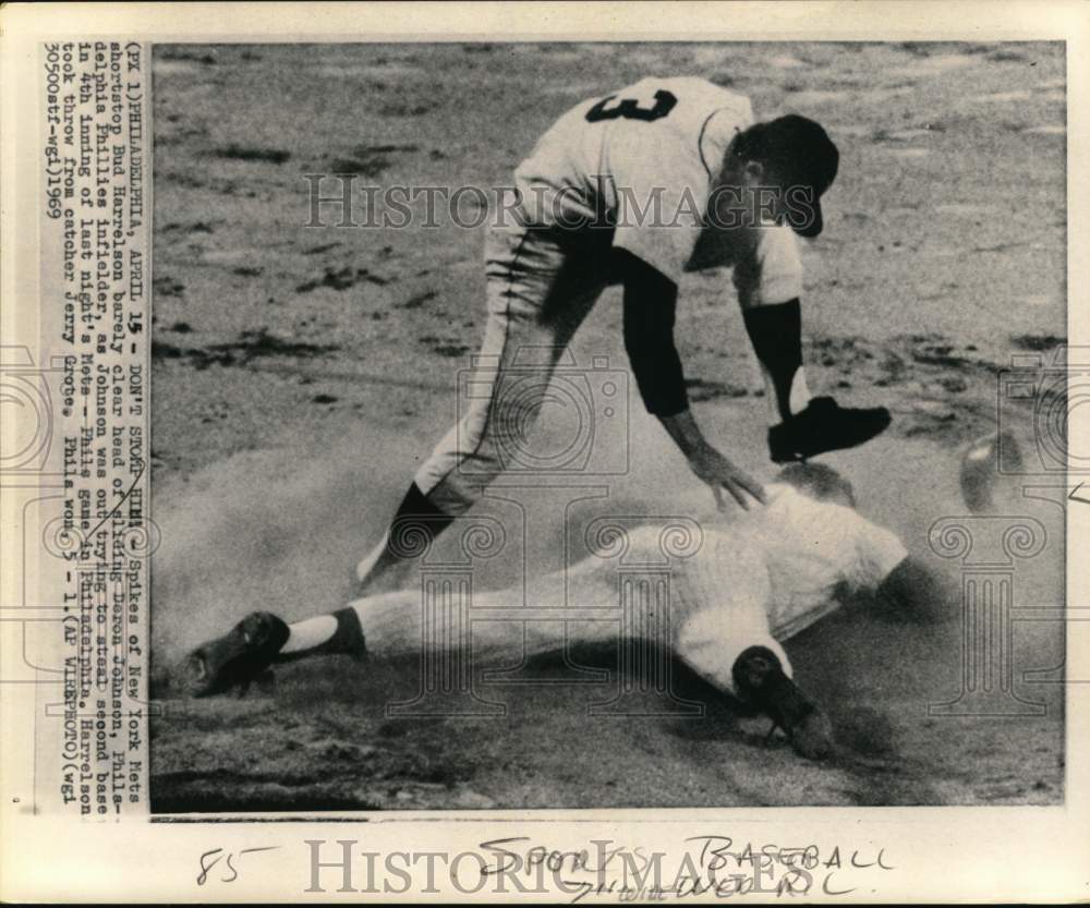1969 Press Photo Bud Harrelson &amp; Deron Johnson in action, Baseball, Philadelphia- Historic Images