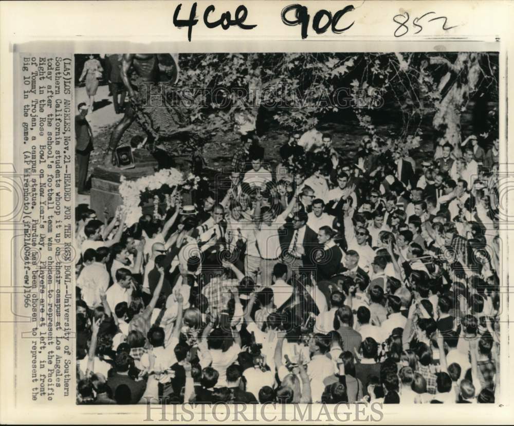 1966 Press Photo USC students cheer for football team&#39;s Rose Bowl bid, CA- Historic Images